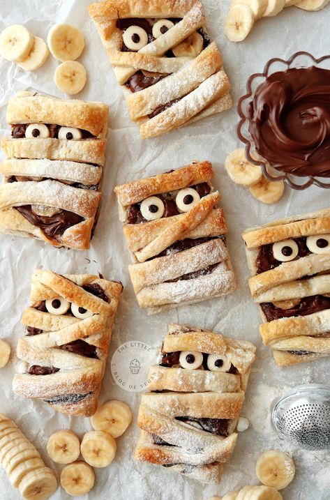 Bread Halloween Ideas, Mummy Hand Pies, Pastry Halloween Ideas, Halloween Healthy Desserts, Halloween Muffin Ideas, Halloween Avocado Toast, Salty Halloween Food, Halloween Afternoon Tea Ideas, Halloween Croissant Ideas