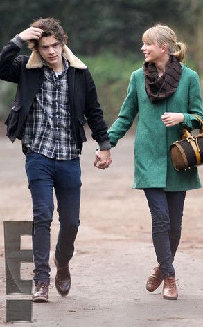 I love taylor's forest green coat, scarf, vintage bag, and brown laceup booties <3 and harry :) Harry Styles Concert Outfit, Harry Taylor, Harry Styles Concert, Estilo Taylor Swift, Divorce And Kids, Ryan Gosling, Harry Edward Styles, Edward Styles, Taylor Alison Swift