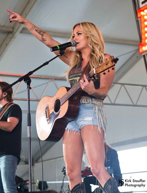 Miranda Lambert Selfie, Meghan Patrick, Miranda Lambert Photos, Lainey Wilson, Miranda Lambert, Pole Fitness, Carrie Underwood, Country Singers, Country Girl