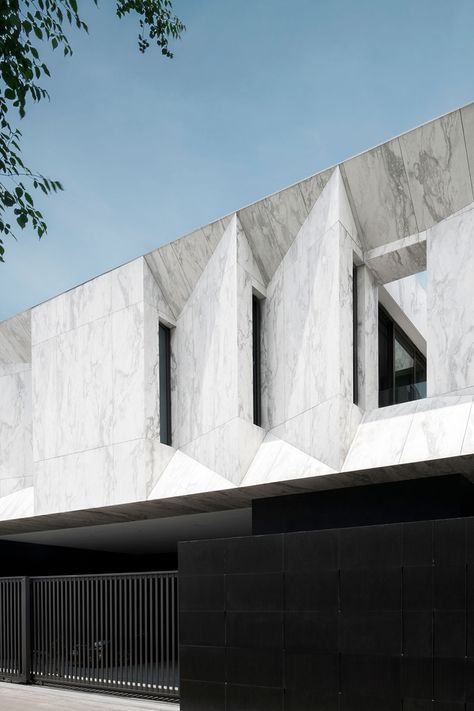 Marble House, Best Modern House Design, Stone Facade, Contemporary Farmhouse, Building Facade, Zaha Hadid, Facade Architecture, Futuristic Architecture, Facade Design