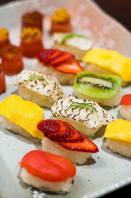 Ice Cube Tray Recipes, Sushi Birthday, Sweet Sushi, Fruit Sushi, Dessert Sushi, Japanese Party, Asian Party, Sushi Party, Sushi Recipes