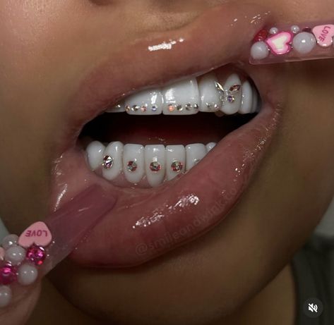 Grill Aesthetics Teeth, Traphouse Aesthetic, Trill Aesthetic, Juuling Aesthetic, Ratchet Aesthetic, Saweetie Grills Teeth, Ratchet Girls, Middle Finger Aesthetic 90s Girl, Grilz Teeth Girl