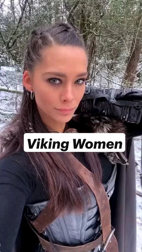 Female Vikings Costume, Vikings Costume Diy Women, Diy Viking Shield Maiden Costume, Viking Costumes Female, Norse Goddess Costume, Vikings Costume Female, Viking Outfit Woman Diy, Viking Cosplay Female Diy, Viking Female Outfit