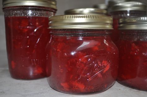 Pear Strawberry Jam on MyRecipeMagic.com Pear Recipe, Pear Preserves, Low Sugar Jam, Easy Canning, Baking Treats, Pear Jam, Canning Ideas, Strawberry Preserves, Summer Veggies