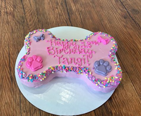 Puppy Cakes, Dog Decorations, Puppy Birthday Parties, Puppy Cake, Dog Mommy, Dog Birthday Cake, King Birthday, Dog Bakery, Dog Cakes