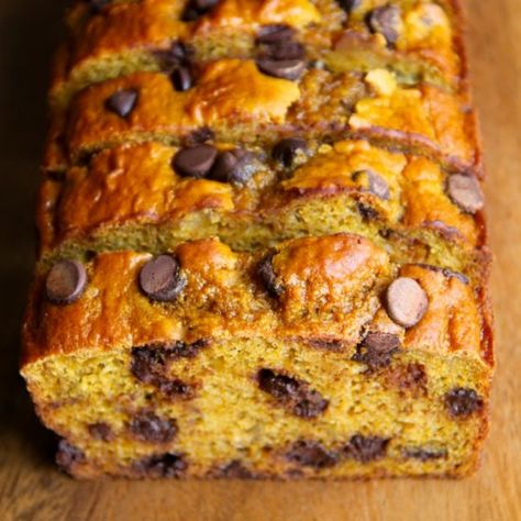 Greek Yogurt Pumpkin Banana Bread - enjoy the best of both worlds in this soft and tender quick bread made without any butter or oil! Greek Yogurt Pumpkin, Pudding Salad, Pumpkin Banana Bread Recipe, Greek Yogurt Banana Bread, Yogurt Banana Bread, Healthy Pumpkin Bread, Potato Pudding, Pumpkin Banana Bread, Salad Soup