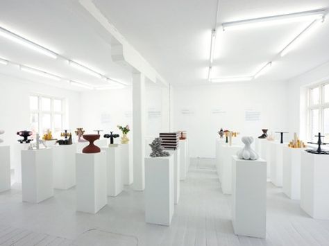 Copenhagen Ceramics Exhibition - News - Frameweb Ceramics Exhibition, معرض فني, Exhibition Display Design, 30 Cake, Gallery Aesthetic, Museum Exhibition Design, Beautiful Cake Stands, Art Gallery Interior, Exhibition Booth Design