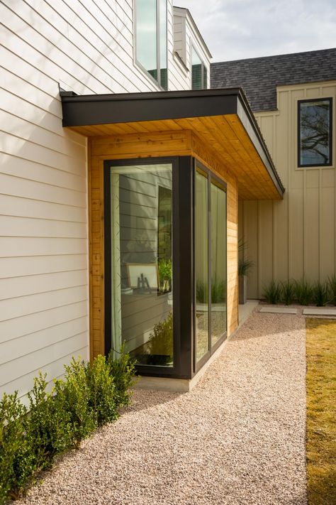 Mudroom Addition, Porch Extension, Modern Front Porches, Sas Entree, Gravel Pathway, Glass Porch, Modern Front Yard, Front Porch Design, House Extension Design