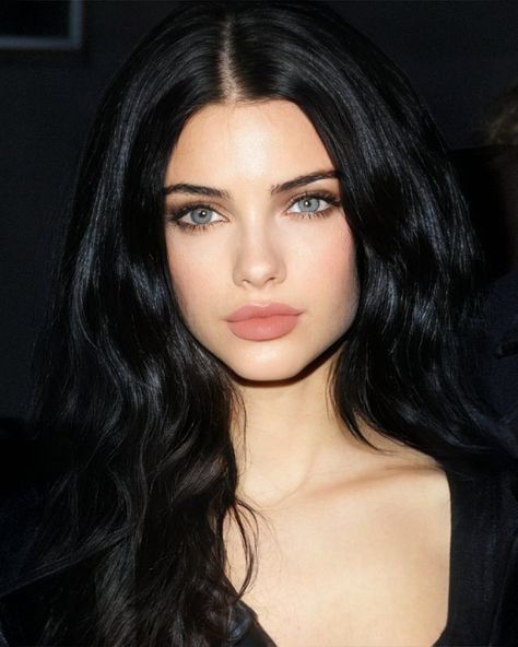 Black Hair Blue Eyes, Long Black Hair, Pale Skin, Pretty Makeup, العناية بالشعر, Long Black, Beauty Face, Girl Face, Dark Hair