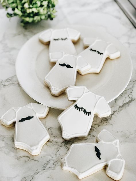 Gender Reveal Foods, Black And White Gender Reveal, Gender Reveal Sugar Cookies, Sister Gender Reveal, White Gender Reveal, Lashes Or Staches, Cake Sugar Cookies, Christmas Baby Reveal, Baby Reveal Cakes