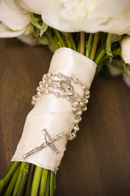 Bouquet wrapped with rosary Wedding Trunk, Simple Wedding Bouquets, Little Accessories, Gorgeous Bouquet, Catholic Wedding, Mother Wedding Dress, Bouquet Wrap, Vintage Wedding Decorations, Irish Wedding