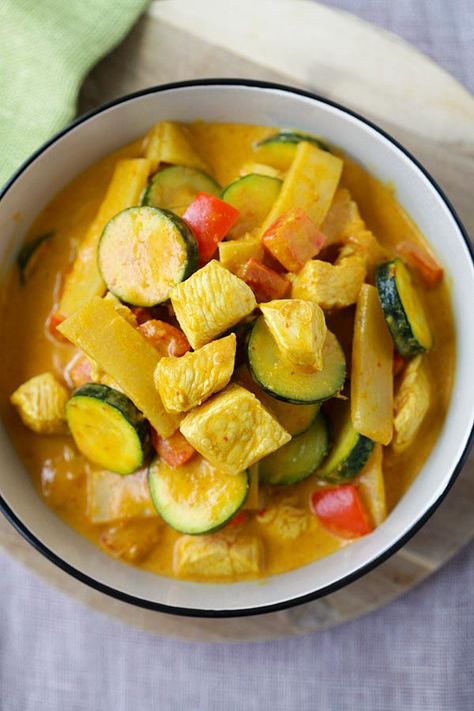 Top down view of Thai Yellow Curry recipe in a bowl. Peppers And Chicken, Zucchini And Peppers, Thai Yellow Chicken Curry, Yellow Curry Chicken, Yellow Curry Recipe, Roast Beef Sandwich Recipes, Beef Massaman Curry, Thai Yellow Curry, Curry Easy