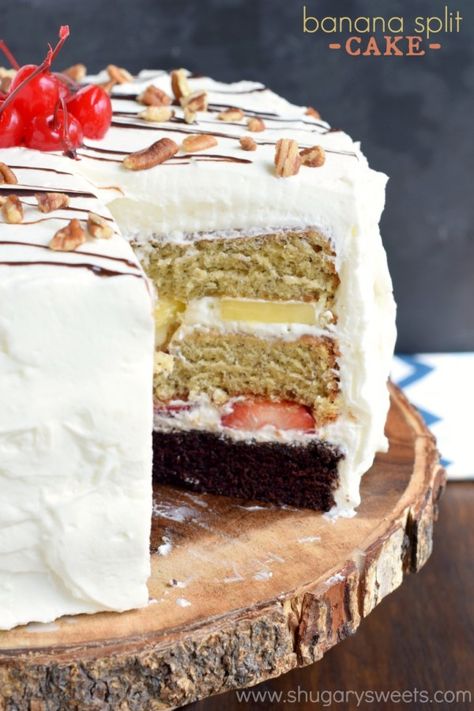 Banana Split Cake: layers of chocolate cake, banana cake, fresh fruit and whipped cream frosting for an ultimate, decadent cake recipe! Cake Fresh Fruit, Fruit Cake Filling, Split Cake, Banana Split Cake, Cake Banana, Cake Filling, Shugary Sweets, Cake Layers, Whipped Cream Frosting