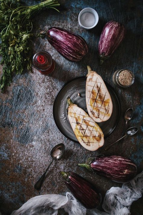 Food Styling with aubergines - Dark moody food photography - Good Life o'clock Food Photography Vegetables, Foods Photography, Creative Food Photography, Food Photography Ideas, Rustic Food Photography, Moody Food Photography, Baking Recipes For Kids, Food Photography Background, Vegetables Photography