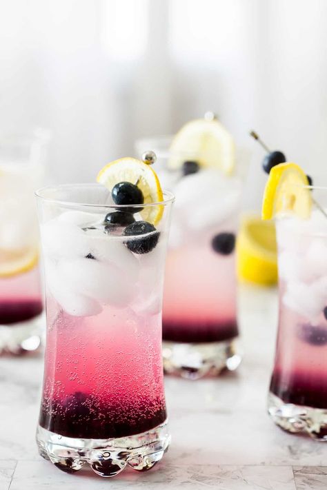 Sparkling blueberry vodka lemonade is the perfect cocktail for summer. Refreshing and so easy to prepare, this drink will be a rockstar in your parties! Blueberry Vodka Drinks, Alcoholic Lemonade Drinks, Easy Vodka Cocktail, Alcoholic Drinks Vodka, Drinks Com Vodka, Blueberry Cocktail, Vodka Cocktails Easy, Blueberry Vodka, Lemon Cocktail