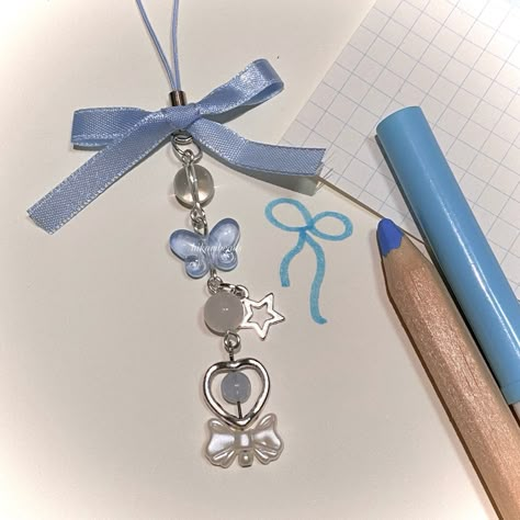 Wire Keychain Ideas, Diy Keychain Ideas Beads, Keychain Beads Aesthetic, Beads Keychain Ideas, Bead Keychain Diy, Phone Charm Ideas, Key Chains Diy, Keychain Beads, Beads Keychain