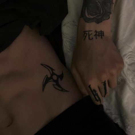 Shuriken Tattoo Simple Male Tattoos Aesthetic, Shuriken Tattoo, Hip Tattoo Men, Abdomen Tattoo, Butterfly Tattoos Images, Ab Tattoo, Photo Minimal, Small Chest Tattoos, Idea Tattoo