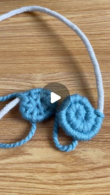 MaCREme | Fiber Artist | Macrame Tutorials on Instagram: "Which coiling method do you like best?  #Basketcoiling #basketweaving #basketweave #coiledbasket #coilbasket #coiledtray #basketry #basketryart #basketmaking #basketmaker #makers #makersgonnamake #makersmovement #makersofinstagram #macramé #macramecommunity  #baskets" Basket Coiling Diy, Coiling Basket Weaving, Coiled Baskets Tutorial, Macrame Videos, Rope Basket Tutorial, Macrame Items, Macrame Basket, Diy Rope Basket, Basket Weaving Diy