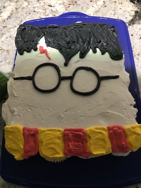 Harry Potter pull-apart cupcake cake Harry Potter Pull Apart Cupcakes, Cupcake Cakes Pull Apart, Harry Potter Cupcakes, Ladybug Cupcakes, Harry Potter Face, Pull Apart Cupcake Cake, Pull Apart Cake, Cake Pulls, Snowman Cupcakes