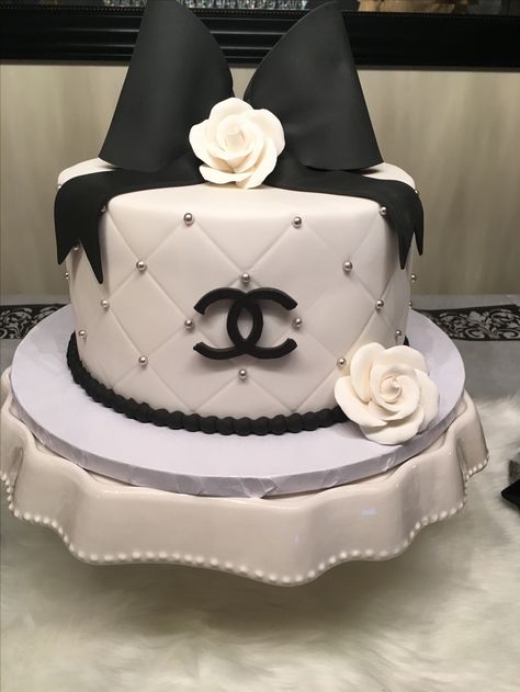 Coco Chanel Birthday Cake, Birthday Cake Luxury, 16th Birthday Cake For Girls, Coco Chanel Cake, Coco Chanel Birthday, Chanel Birthday Cake, Cake Luxury, Black And White Chanel, 19th Birthday Cakes