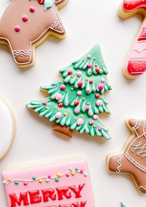 Get into the holiday spirit and amp up your classic cookies with these fun and festive designs ❄️🍪 Decorated sugar cookies are a true labor of love, and the perfect way to unleash your creativity! We know how complicated these sweet treats can look on the surface, but our guru Megan Warne is here to break it down for y