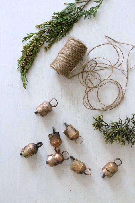 Christmas Bell Garland DIY #diygarland Noel Miller, Bell Garland, Minimalist Holiday Decor, Diy Christmas Garland, Bohemian Christmas, Natural Christmas Decor, Garland Diy, Minimal Christmas, Simple Christmas Decor