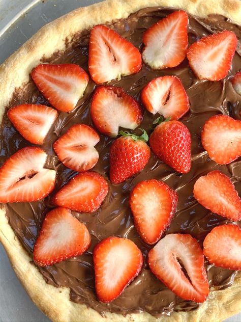 Strawberry Board, Strawberry And Nutella, Nutella Pizza, Easy Fruit Pizza, Store Bought Pizza Dough, Sweet Pizza, Halloween Sleepover, Chocolate Pizza, Nutella Desserts