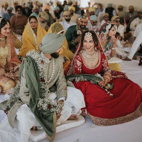 The Beauty & Significance of Phool Palla In Sikh Weddings Sikh Bridal Outfits, Color Combo With Red, Gurudwara Wedding Outfit, Sikh Bridesmaids Outfits, Bride And Groom Colour Combination, Red Sherwani Indian Groom, Sikh Groom Outfit, Sikh Groom, Sikh Wedding Dress