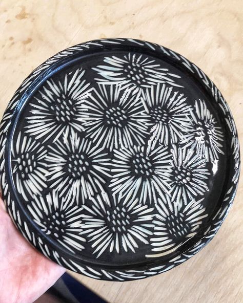 Ceramics Bowls Designs, Pottery Lessons, Pottery Patterns, Beginner Pottery, Clay Plates, Pottery Platter, Pottery Workshop, Pottery Painting Designs, Pottery Handbuilding