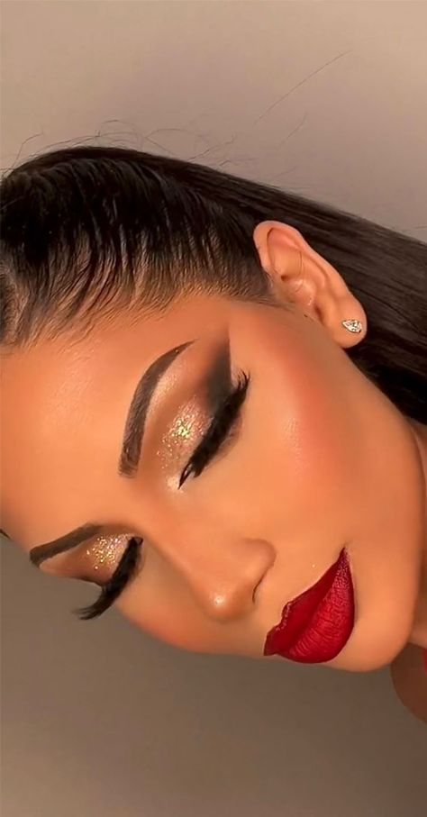 Machiaj Smokey Eyes, Holiday Makeup Christmas, Red Lipstick Makeup Looks, Red Makeup Looks, Silvester Make Up, Party Makeup Tutorial, Birthday Makeup Looks, Red Lips Makeup Look, Gold Makeup Looks