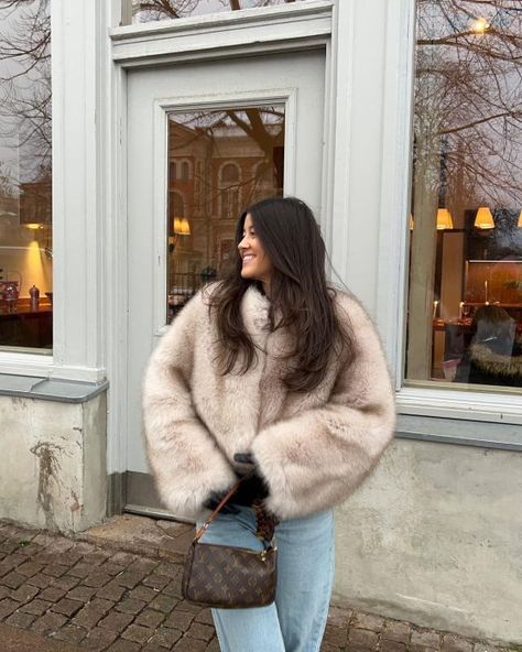 The Ultimate Guide to Style Fur Coat Trend On 2024 Faux Fur Coat Outfit Casual, Styling Fur Coat, Leopard Faux Fur Coat Outfit, Cream Fur Coat Outfit, Cropped Fur Coat Outfit, Fake Fur Coat Outfit, Short Fur Coat Outfit, Outfits With Fur Coats, Faux Fur Coat Outfit