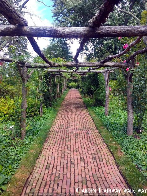 Charming Garden Walkways: Tips and Ideas for Your Outdoor Space Brick In Garden, Brick Lined Flower Bed, Side Of House Walkway, Brick Pathway Garden, Brick Garden Path, Garden Paths And Walkways, Brick Flower Bed, Garden Landscaping Diy, Garden Pavers