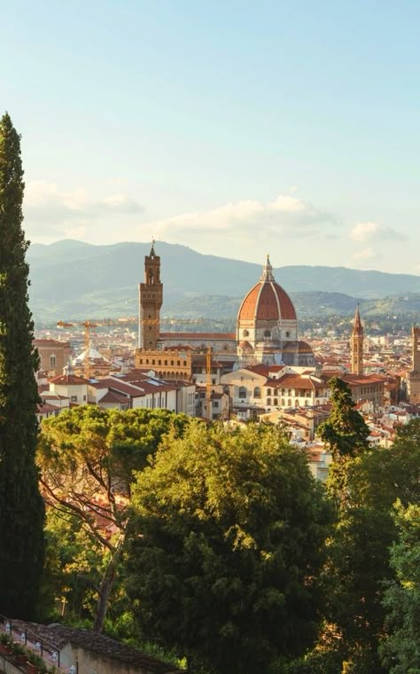 Florence, Italy is drop dead GORGEOUS. Looking for things to do in Florence? Here's your Florence itinerary of 8 things to do that'll make you feel truly Italian! #ModernTrekker #FlorenceTravel Strand Wallpaper, Florence Travel, Italy Honeymoon, Firenze Italy, Italy Itinerary, Historical People, Regions Of Italy, Italy Aesthetic, Voyage Europe