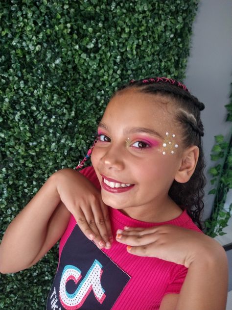 Kids Glitter Makeup, Princess Makeup For Kids, Recital Makeup For Kids, Kid Makeup Looks, Kids Makeup Looks, Kids Makeup Ideas, Gymnastics Makeup, Cheerleader Makeup, Recital Makeup