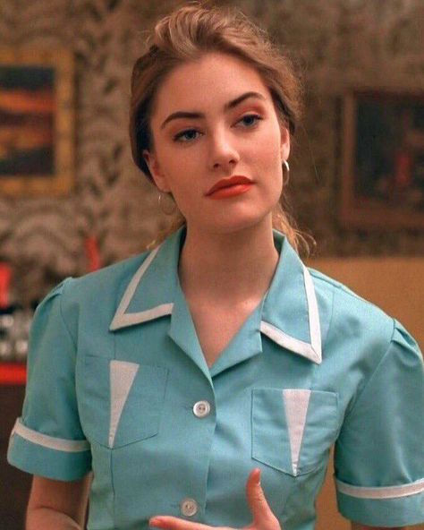 ♡ shelly johnson ♡ — twin peaks, 1990 #madchenamick #shellyjohnson #twinpeaks #twinpeaksgirls Shelly Johnson Twin Peaks, Shelly Twin Peaks, Twin Peaks Outfits, Shelly Johnson, Twin Peaks Inspired, Claudia Schiffer, Twin Peaks, 여자 패션, Classic Beauty