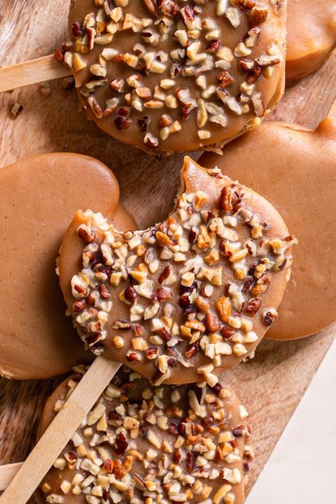 Fall has arrived, and these dairy-free, Peanut Butter Caramel Apple Pops are a must this season! This healthy treat is made with fresh organic apples dipped in my easy homemade dairy-free peanut butter caramel and then sprinkled with crushed peanuts and pecans. What’s better than peanut butter and apples? Peanut butter caramel covered apples! My kids […] The post <a rel="nofollow" href="https://healthylittlevittles.com/healthy-peanut-butter-caramel-apple-pops/" data-wpel... Caramel Apple Peanut Butter, Apples And Peanut Butter Snack, Fall Deserts Easy For Kids, Apple Appetizer Recipes, Healthy Caramel Apples, Peach Snacks, Healthy Fall Treats, Fall Desserts For Kids, Autumn Bakes