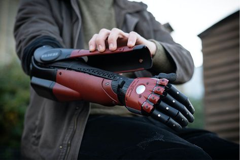 Gamer Amputee gets real-life Venom Snake bionic arm – and its finally available for sale! | Yanko Design Geeky Boy, Prosthetic Device, Venom Snake, Arm Drawing, Robot Hand, Coolest Gadgets, Cool Tech Gadgets Electronics, Gadgets Electronics, Future Trends