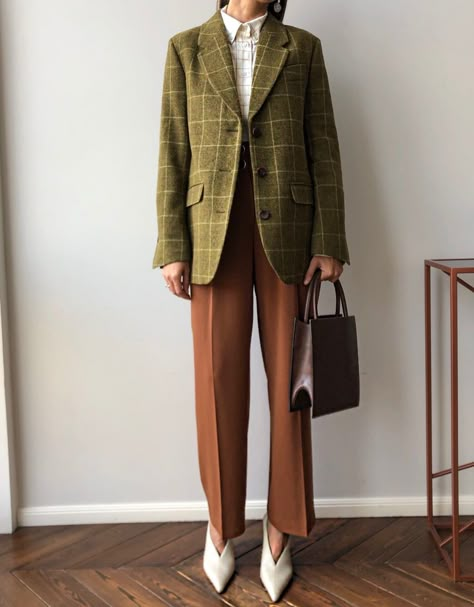 Smart Casual Accessories, Green Blazer Outfits For Women, Vintage Blazer Outfit, Green Blazer Outfit, Street Style Outfits Casual, Business Clothes, Blazer Outfits For Women, Deep Autumn, Work Fits