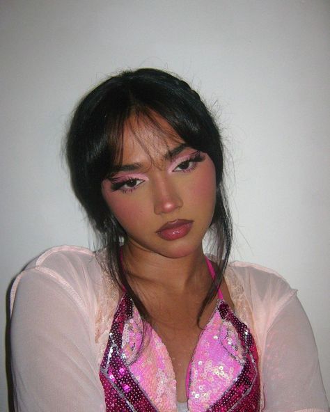 Mean Girls Makeup Look, Pink Ethereal Makeup, Pink Party Makeup, Nails Aesthetic 90s, Minimal Makeup Products, Male Model Fashion, Street Style Art, 90s High Fashion, High Fashion Model