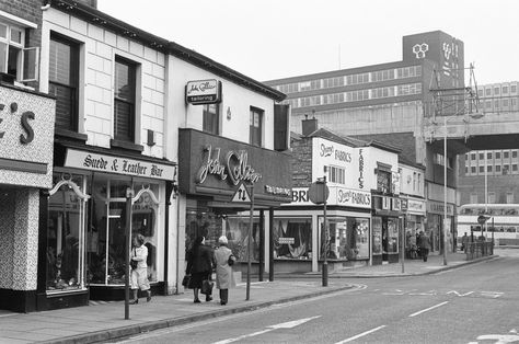 Unseen for decades - the pictures that will take you back in time to Stockport in the 70s - Manchester Evening News Cheshire Uk, Stockport Uk, Old M, Old Images, Greater Manchester, Face Images, The 70s, Vintage Pictures, Back In The Day