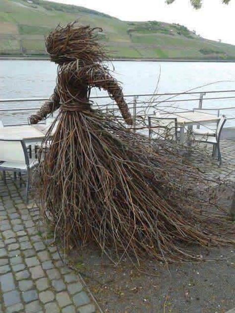 Willow Effigy by Olga Ziemska - Lord knows I have enough sticks Tre Kunst, French Country Garden, Have Inspiration, Garden Art Sculptures, Garden Art Diy, Outdoor Art, Country Gardening, Land Art, Environmental Art