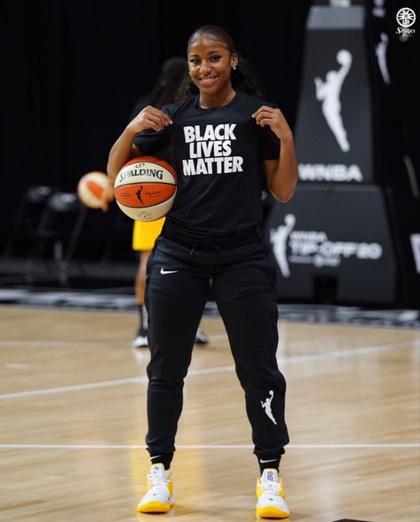 Beautiful Black Girl Woman Fine Te'a Cooper, Basketball Girls Outfits, Basketball Pictures Poses, Cool Basketball Wallpapers, Basketball Wallpapers, Pfp Girl, Basketball Hairstyles, Perfect Girl, Black Fitness