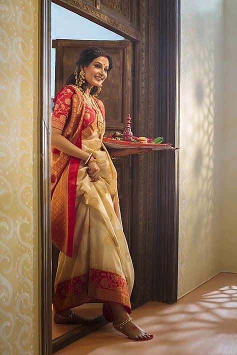 Saree Styles Bengali, Bengali Hairstyle With Saree, Bangoli Saree Fashion, Bangoli Saree Pose, Bengali Saree Poses, Bengali Bride Aesthetic, Bengali Look Photoshoot, South Indian Haldi Outfit, Bangoli Saree Traditional Look