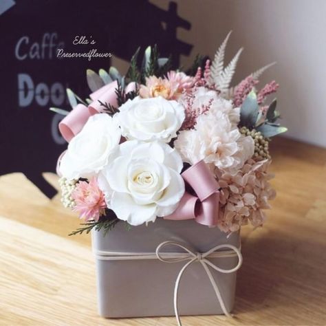 Delicate Piece for Weddings and Baby Showers Rustic Wooden Box Centerpiece, Wooden Box Centerpiece, Classy Party, Rustic Wooden Box, Flower Box Gift, Fleur Design, A Bouquet Of Flowers, Gift Bouquet, Flower Centerpieces Wedding