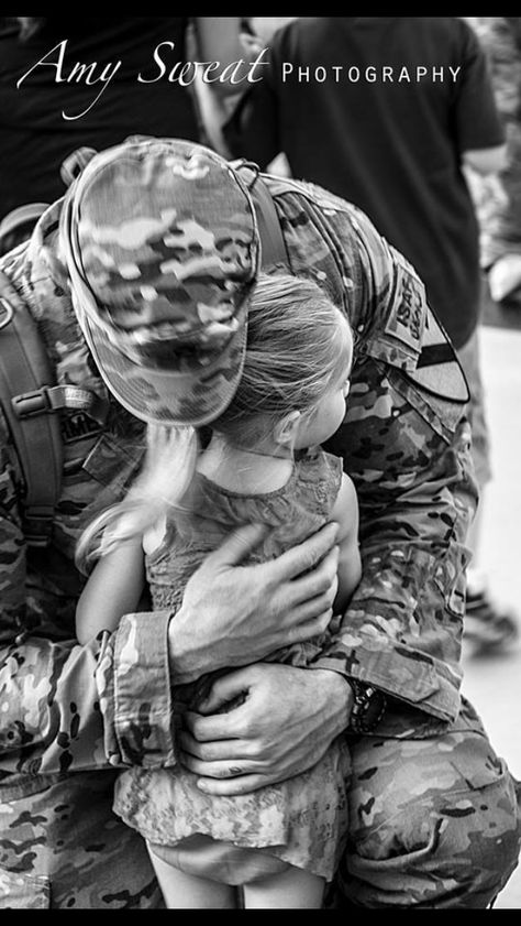 Homecoming, Deployment, Military Families, Army Military Family Pictures, Wallpaper Chrome, Military Family Photos, Father Daughter Pictures, Soldier Homecoming, Army Photography, Marine Son, Military Moments, Dad Aesthetic