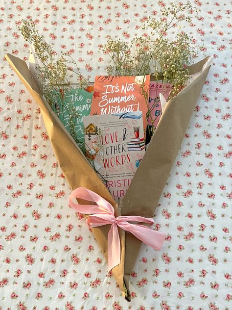 Cute Gifts For Friends, Bday Gift, Expensive Shoes, Be Wise, Book Flowers, Gift Inspo, Flowers Bouquet Gift, Dream Gift, Diy Bouquet