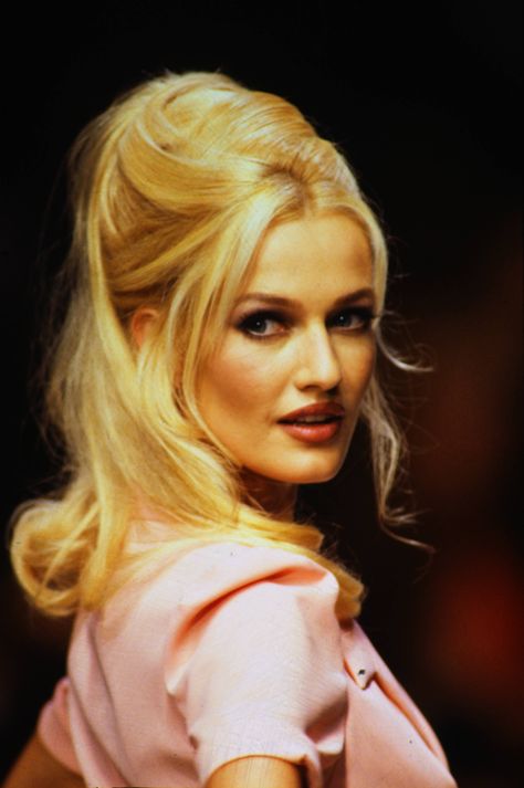 Karen Mulder 90s, Herve Leger 90s, Supermodel Hair, Hairstyles High, Karen Mulder, 90s Hair, Runway Hair, Runway Fashion Couture, Glamorous Hair