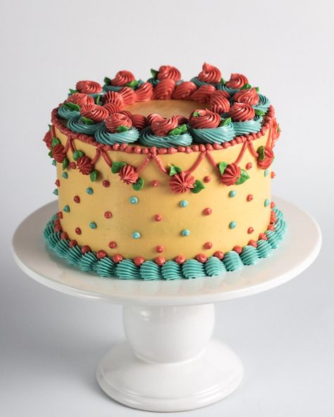 Vintage Cake Decorating | Baking Butterly Love Vintage Cake Decorating Aesthetic, Vintage Cake Ideas, Cake Decorating Buttercream, Cute Cake Decorating, Decorating Buttercream, Youtube Cake, Vintage Cake Decorating, Bolo Vintage, Vintage Cupcakes