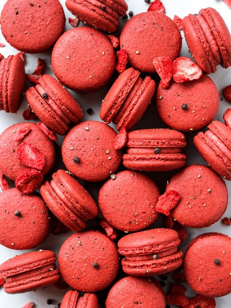 Macaron Photography Ideas, Unique Macaron Flavors, Savoury Macarons, Strawberry Macarons Recipe, Macarons Strawberry, Macaron Ideas, Salt And Straw, Strawberry Macarons, Recipes Deserts