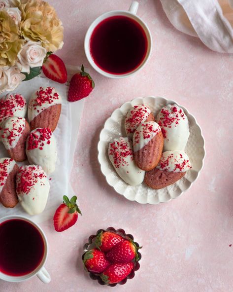 Madeleine Cookies Recipe, Chocolate Madeleines, In Bloom Bakery, Bloom Bakery, Chocolate Covered Strawberry Cake, Strawberry White Chocolate, Madeleine Recipe, Cake Dip, Madeleine Cookie